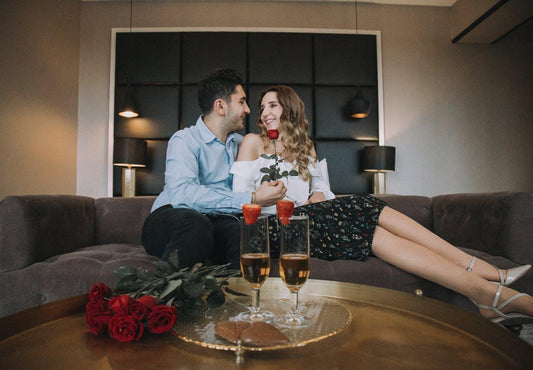 Romantičen večer z vinom in čokolado – intimni trenutki za par