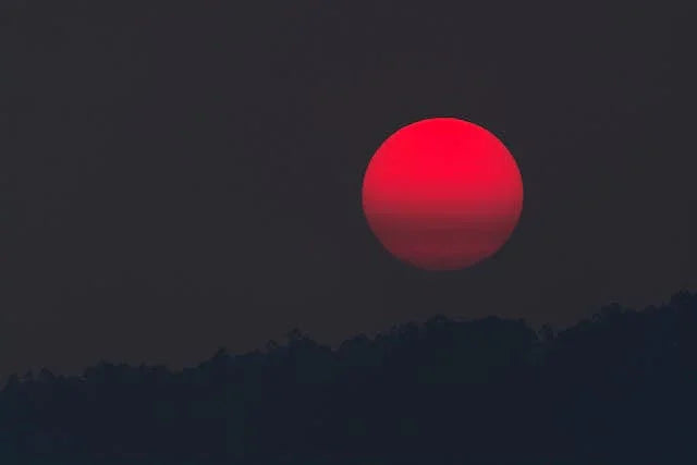 Rdeča polna luna na nočnem nebu – vpliv lune na razmerja